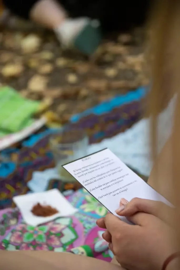 Mujer leyendo instrucciones para la práctica de Baño de Bosque.