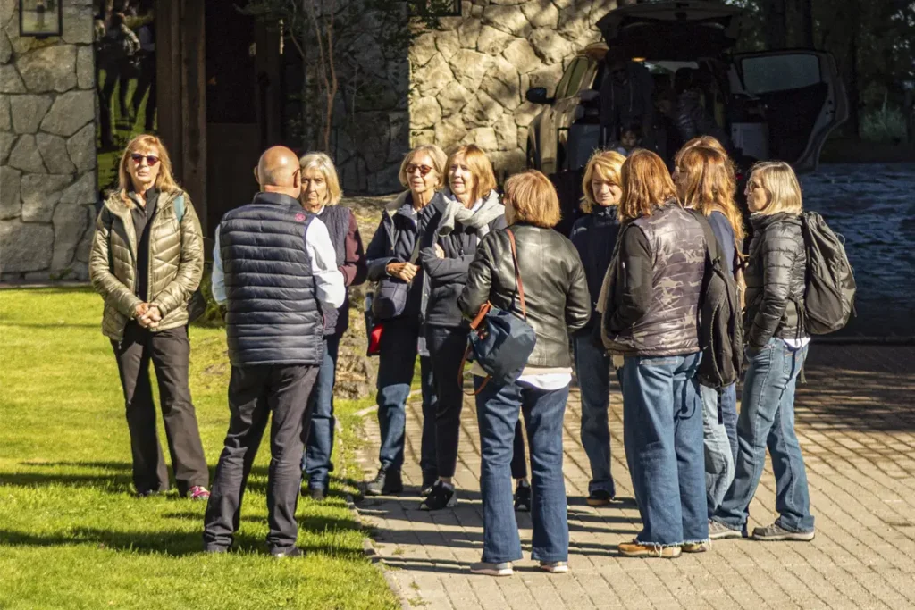 Juan Aubert recibe a turistas en la entrada del Hotel Correntoso.
