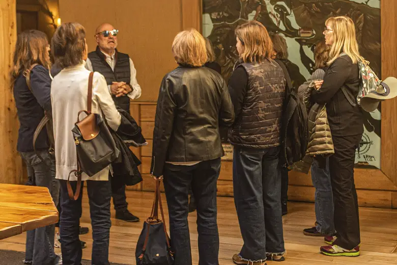 Juan Aubert recibe a turistas en el Hotel Correntoso.
