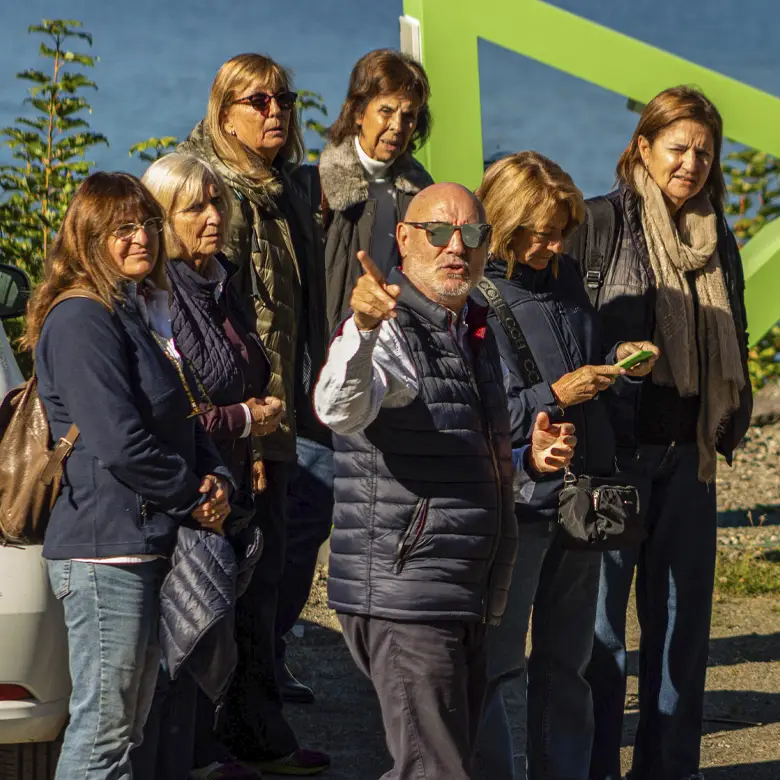 Juan Aubert guiando a visitantes del Hotel Correntoso.